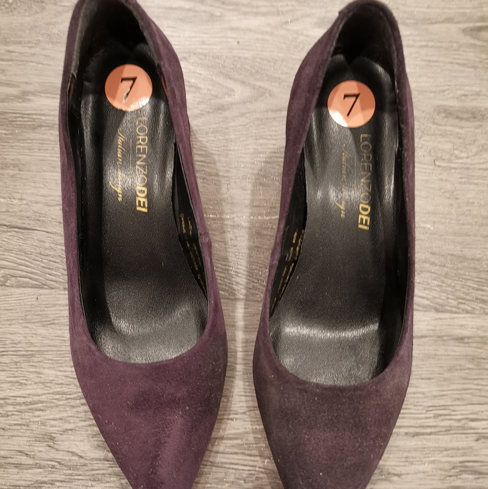 suede mid-heel pump